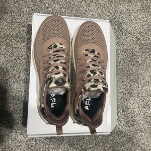 APL Women’s Techloom Tracer Size 9! New in Box!